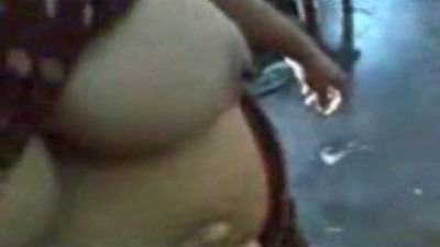 sex vidoes tamil Village thaiyal kadai akka mulai pisaiyum
