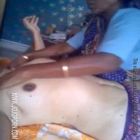 கொங்கைகள் குலுங்க கிழவியின் முலை மசாஜ்