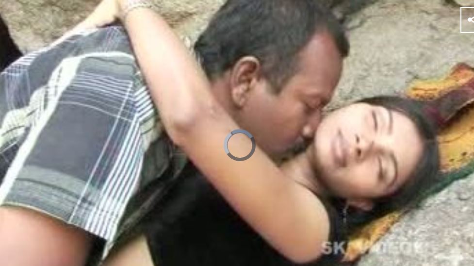 வெளியே இளம் தேசி மங்கை ப்ரியா உடன் மசாலா படம்