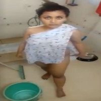 கொங்கைகள் குலுக்கி குளியலில் பெங்கால் மங்கை