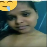 உடனிருந்த தோழிக்கு காட்டும் புண்டை படம்