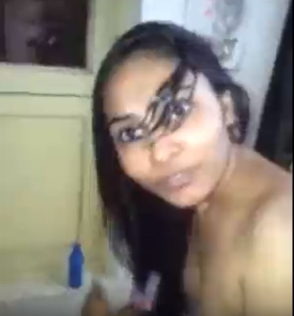சீவி சிங்காரிக்கும் கவர்ச்சி மனைவி ஆபாச படம்